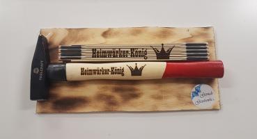 Preview: Geschenk Hammer + Meter als SET mit gerbannter Holzunterlage
