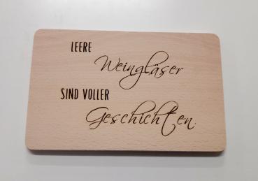 Brettchen leere Weingläser sind voller Geschichten