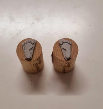 Preview: Holzstempel Fussspuren / Füsse (2er Set)