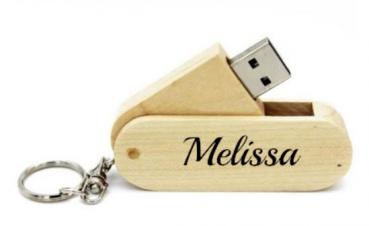 Holz USB-Stick 32GB mit eingebranntem Namen - Schriftart 'Play'