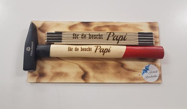 Geschenk Hammer + Meter als SET mit gerbannter Holzunterlage
