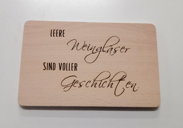 Brettchen leere Weingläser sind voller Geschichten