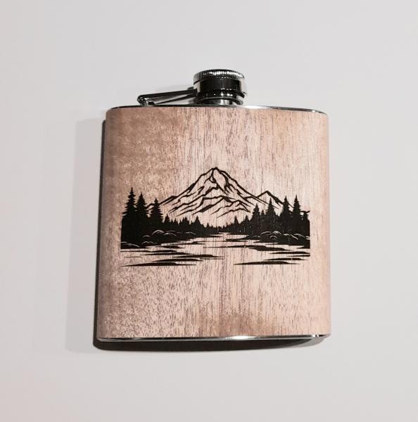 cooler Flachmann mit Berge und Wald Gravur