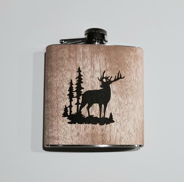cooler Flachmann mit Hirsch im Wald Gravur