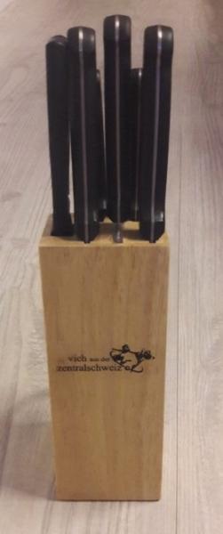 Edler Messerblock aus Holz mit Messer Essentials