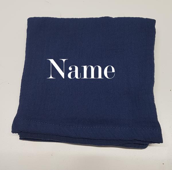 Nuschi dunkelblau mit Name bestickt