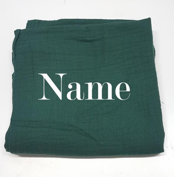 Nuschi dunkelgrün mit Name bestickt