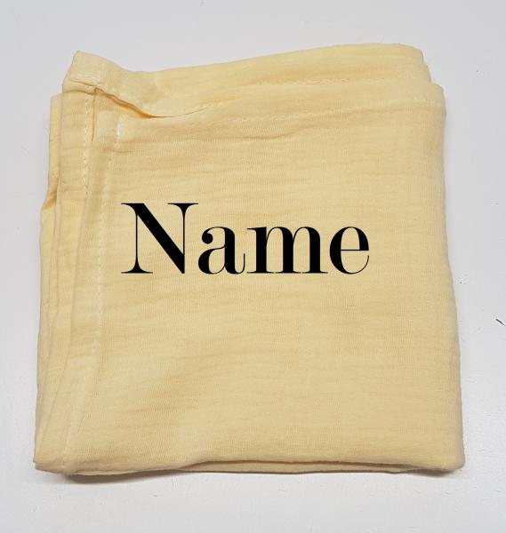 Nuschi gelb mit Name bestickt