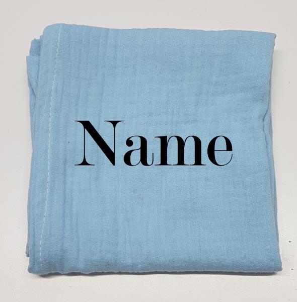 Nuschi hellblau mit Name bestickt