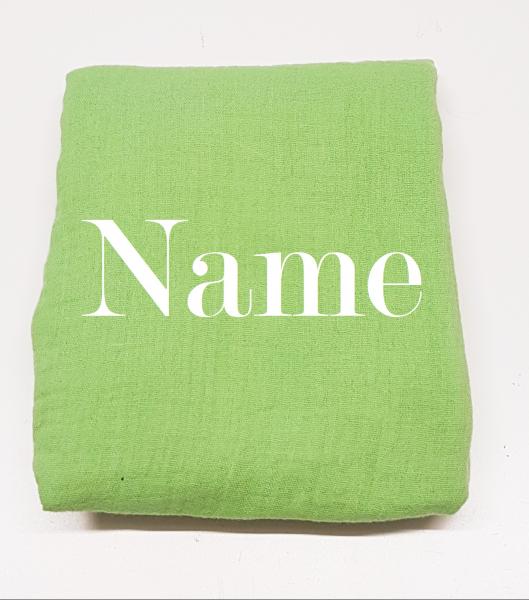 Nuschi hellgrün mit Name bestickt