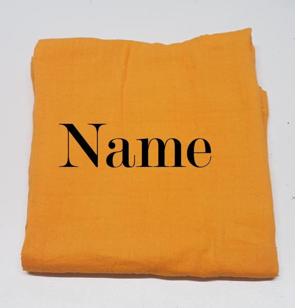 Nuschi orange mit Name bestickt