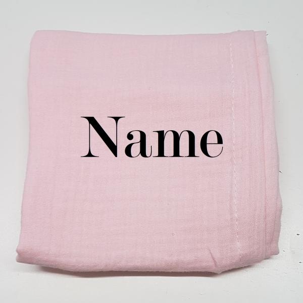 Nuschi rosa mit Name bestickt