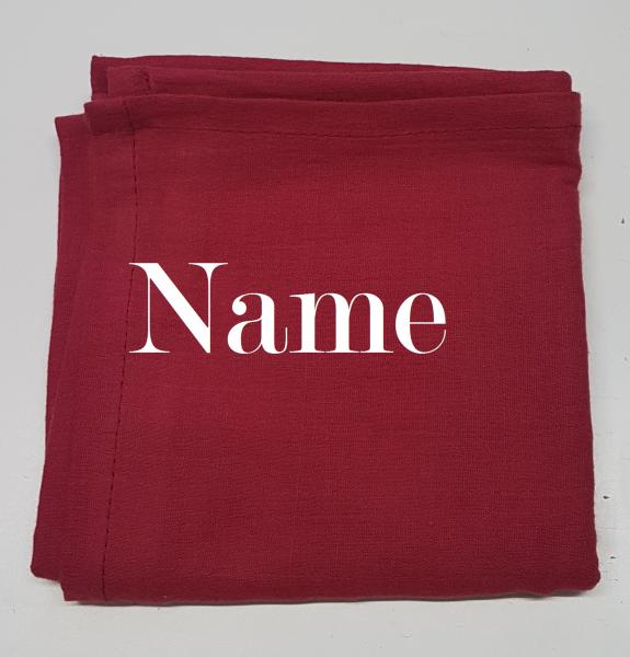 Nuschi rot mit Name bestickt